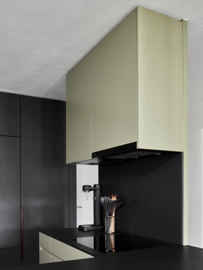 schwarze Rückwand